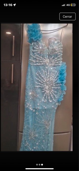 Vestido azul con pedrería y volantes