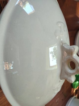 Antigua sopera de porcelana blanca