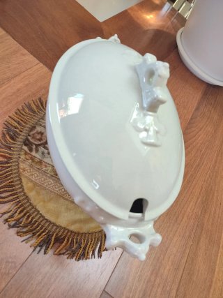 Antigua sopera de porcelana blanca