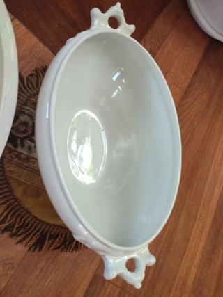 Antigua sopera de porcelana blanca