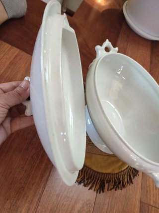 Antigua sopera de porcelana blanca