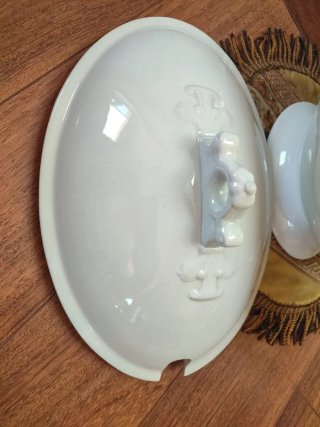 Antigua sopera de porcelana blanca