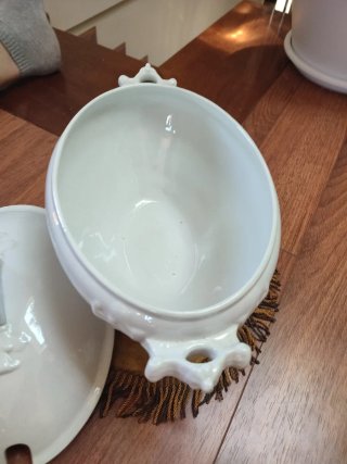 Antigua sopera de porcelana blanca