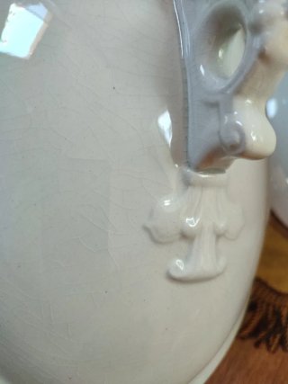 Antigua sopera de porcelana blanca