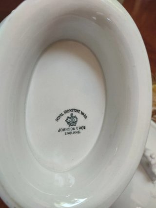 Antigua sopera de porcelana blanca