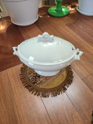 Antigua sopera de porcelana blanca