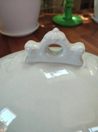 Antigua sopera de porcelana blanca