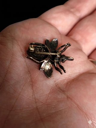 Spilla antica a forma di insetto con zirconi