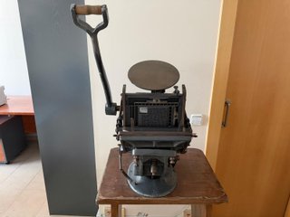 Máquina de impresión tipográfica antigua siglo 19