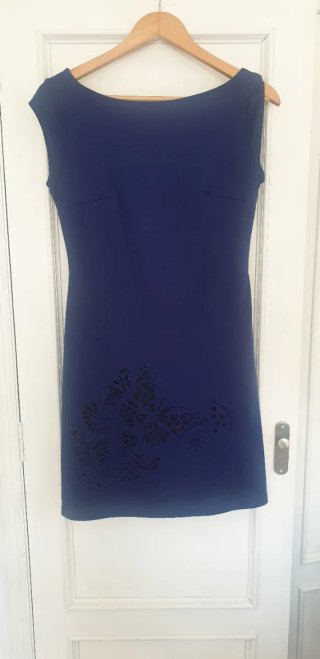 Vestido azul con corte mariposa