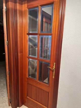 Puerta interior de madera con cristal