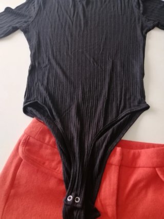 Pantalón corto rojo y body negro