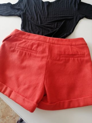 Pantalón corto rojo y body negro