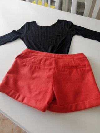 Pantalón corto rojo y body negro