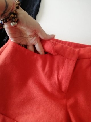 Pantalón corto rojo y body negro