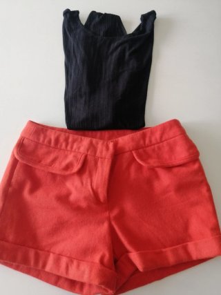 Pantalón corto rojo y body negro