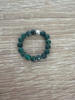 Anillo artesanal malaquita facetada