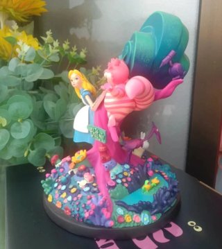 Figura esculpida Alicia en el pais de las maravill