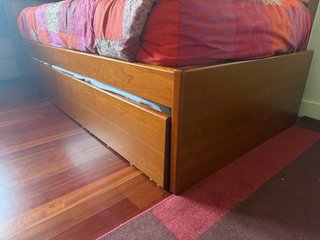 Cama nido madera castaño con un colchón