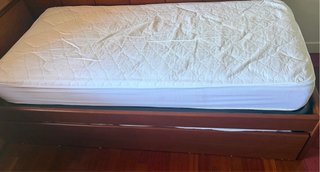 Cama nido madera castaño con un colchón