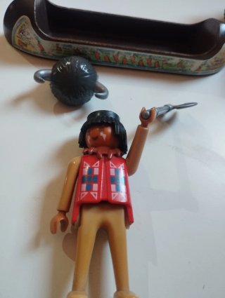 Playmobil indio en canoa con hacha