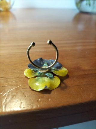 Anillo de pensamiento amarillo y morado
