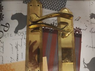 Manillas para puertas doradas