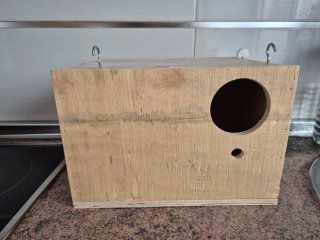 Casa nido para pájaros de madera
