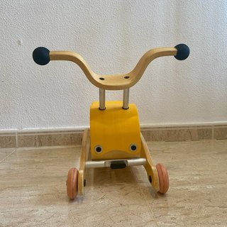 Correpasillos de madera amarillo