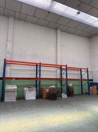 Estantería industrial palets naranja y azul