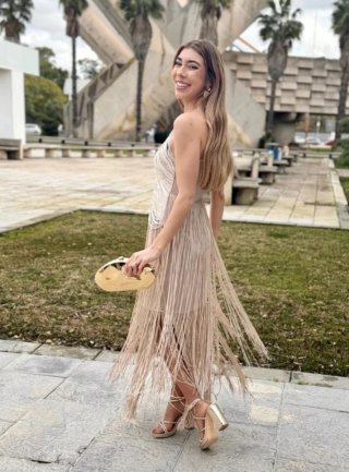 Vestido de flecos champagne.