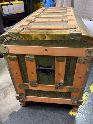 Baúl antiguo madera y metal verde