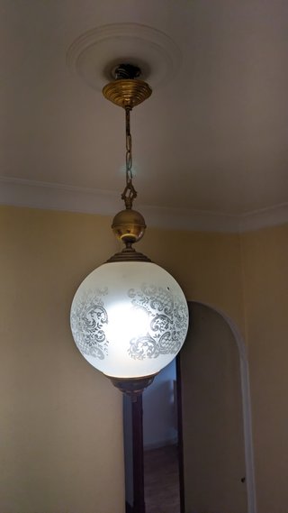Farol colgante de cristal y metal dorado