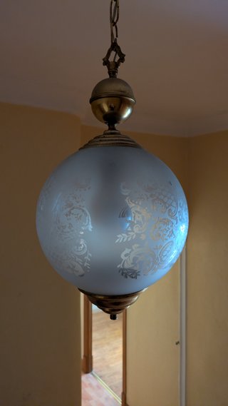 Farol colgante de cristal y metal dorado