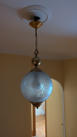Farol colgante de cristal y metal dorado