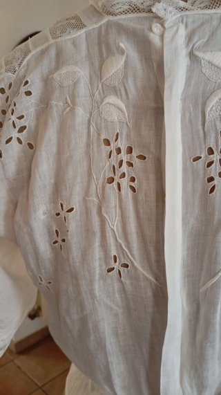 Blusa antigua bordada