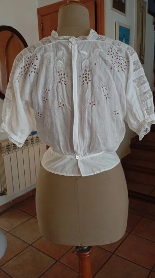 Blusa antigua bordada