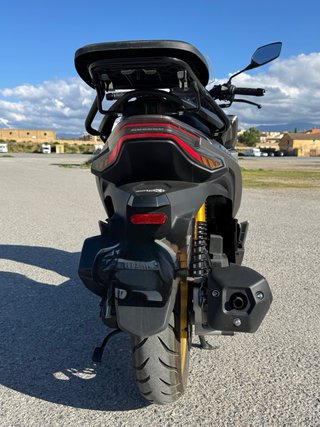 Scooter Letbe Island 125 Gris con llantas doradas