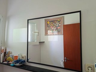 Espejo de pared negro y madera