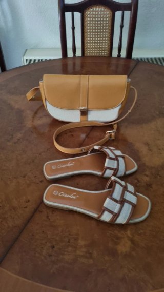 Bolso y sandalias beige y marrón