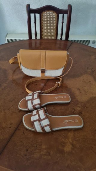 Bolso y sandalias beige y marrón