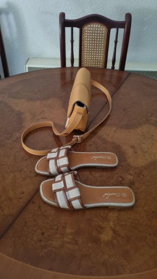 Bolso y sandalias beige y marrón