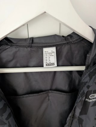 Chubasquero Kalenji Negro y Gris