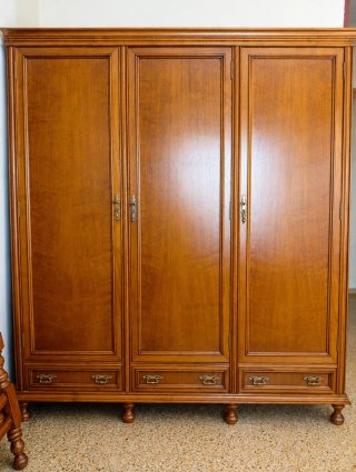 Antiguo armario de madera