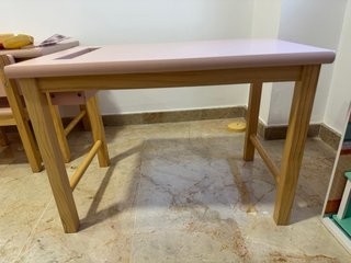 Escritorio y silla infantil rosa