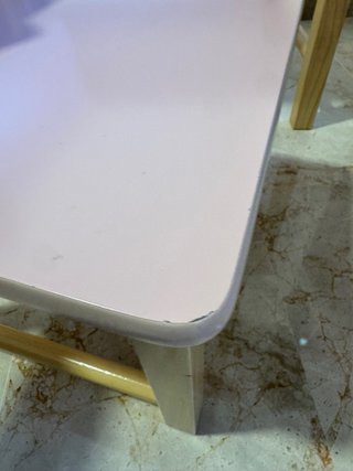 Escritorio y silla infantil rosa