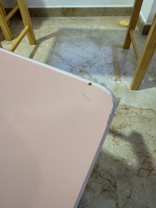 Escritorio y silla infantil rosa