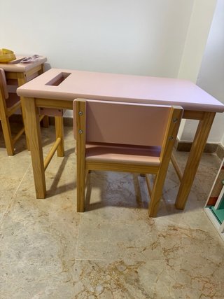 Escritorio y silla infantil rosa