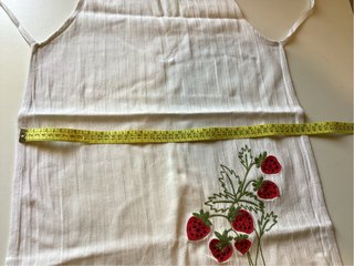 Grembiule vintage con fragole ricamate