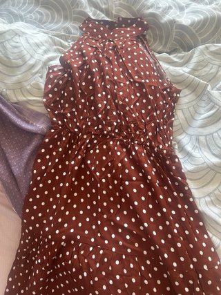 Vestido de fiesta marrón con lunares blancos